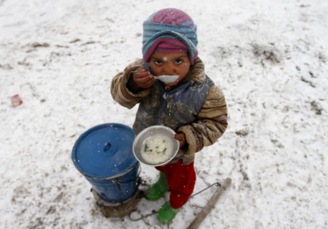 Μισό εκατομμύριο Αφγανοί παλεύουν να επιβιώσουν, ενώ κυβέρνηση και ξένοι δωρητές τους αγνοούν